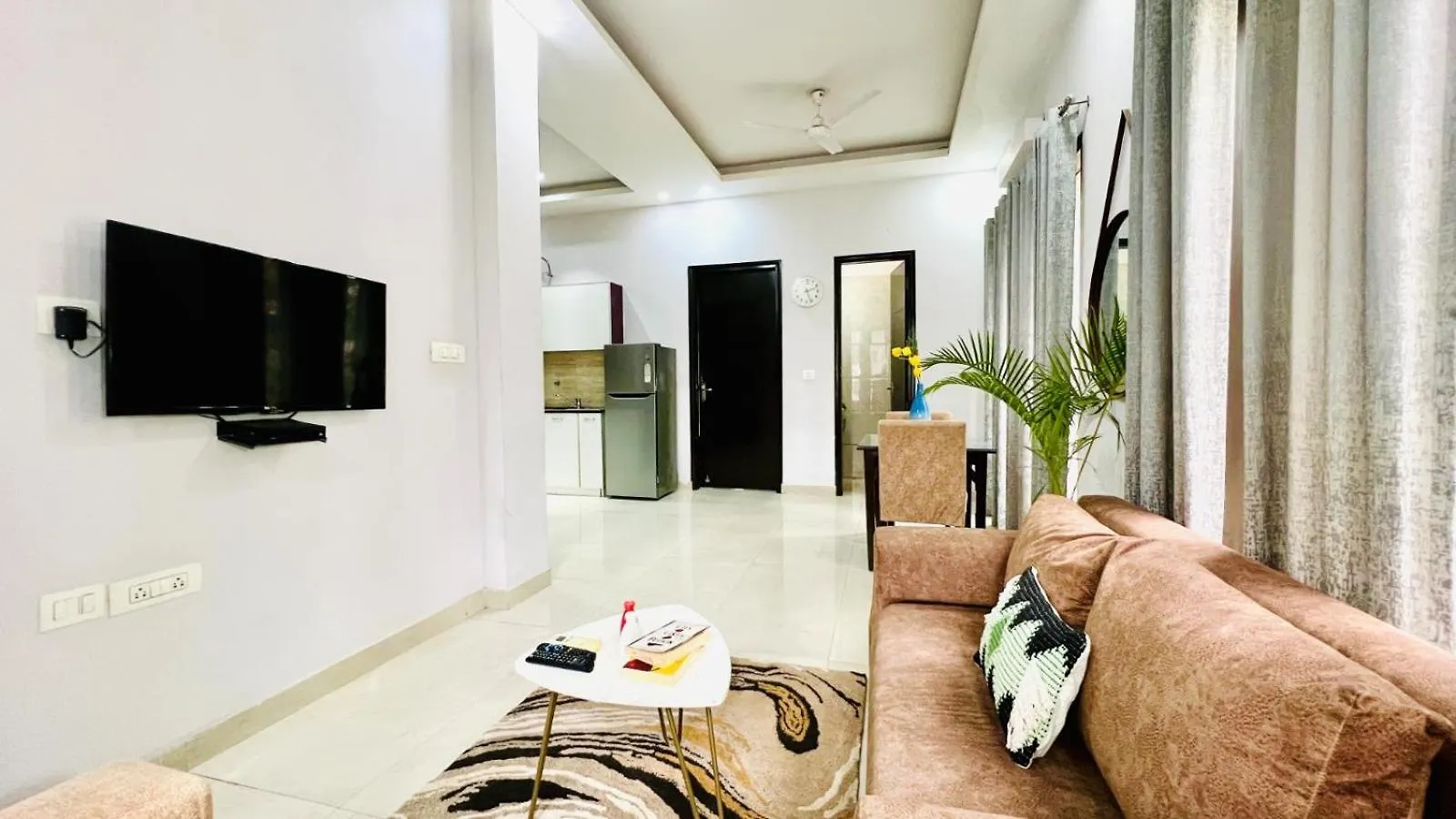 Bluo Awesome 1Bhk Dlf Galleria Market ,Gym Tt 0*, 古尔冈