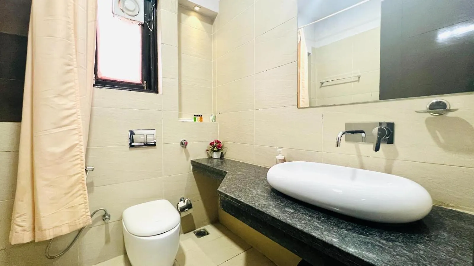 Bluo Awesome 1Bhk Dlf Galleria Market ,Gym Tt 古尔冈
